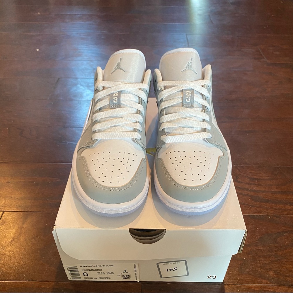 Jordan 1 Low smoke Grey Size 8womens